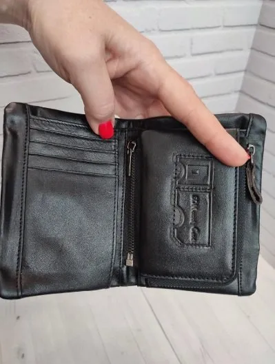 Описание: 💥продам новый кошелек из натуральной кожи модный дизайн в сочетании с хорошим функционалом, хорошее качество, необычная форма и главное практичность - все это собрал в себе данный кошелек. кошелек новый. идет с rfid-защитой. внутренняя часть отстегивается при необходимости. размер: 131 х 90 х 30 мм. все вопросы по телефону. цена: 2250 руб. 📲 tg: александр клюев 📞🇷🇺звоните: +7 949 450 92 20 барахолка днр - фотография - 5