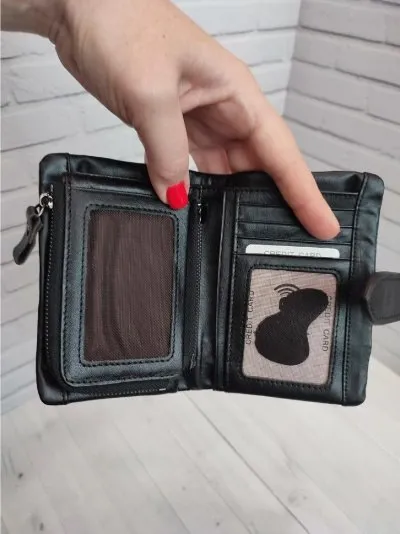 Описание: 💥продам новый кошелек из натуральной кожи модный дизайн в сочетании с хорошим функционалом, хорошее качество, необычная форма и главное практичность - все это собрал в себе данный кошелек. кошелек новый. идет с rfid-защитой. внутренняя часть отстегивается при необходимости. размер: 131 х 90 х 30 мм. все вопросы по телефону. цена: 2250 руб. 📲 tg: александр клюев 📞🇷🇺звоните: +7 949 450 92 20 барахолка днр - фотография - 6