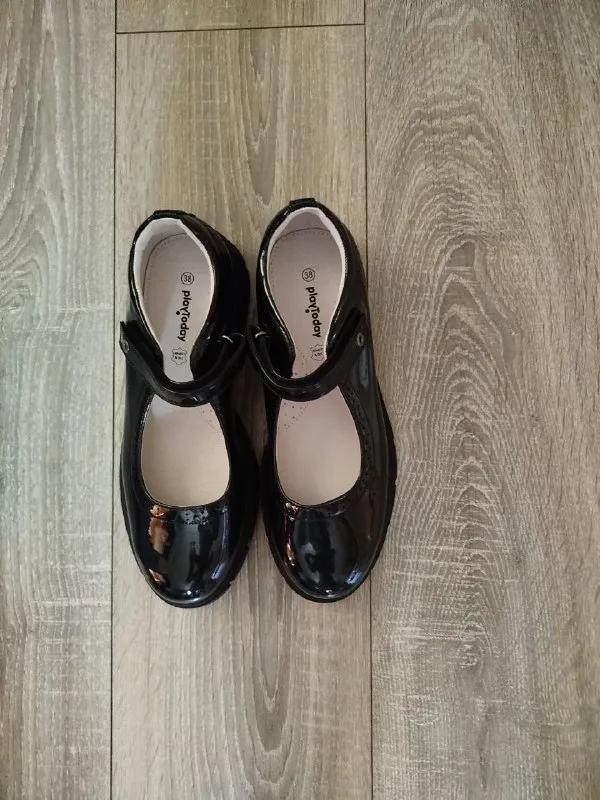 Описание: продам школьные туфли "мери джейн" для девочки подростка. туфли выполнены из искусственной лакированной кожи. возвратный чересподъемный ремень на липучке дает возможность регулировать обувь на любой подъем. подкладка выполнена из 100% натуральная кожа. кожаная стелька с анатомическим элементом обеспечивает правильную нагрузку на стопу. формоустойчивый задник поддерживает стопу в правильном положении. подошва не скользит и устойчива к истиранию. 38 размер, по стельке 25,1 см. новые! донецк. цена: 1800 руб. 📲 tg: ирина 📞🇷🇺звоните: +79494187535 барахолка днр - фотография - 2
