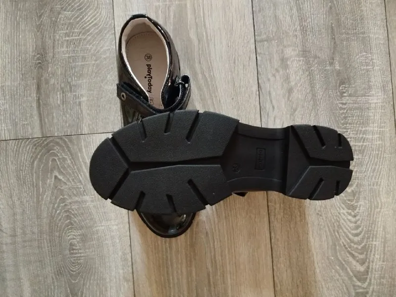 Описание: продам школьные туфли "мери джейн" для девочки подростка. туфли выполнены из искусственной лакированной кожи. возвратный чересподъемный ремень на липучке дает возможность регулировать обувь на любой подъем. подкладка выполнена из 100% натуральная кожа. кожаная стелька с анатомическим элементом обеспечивает правильную нагрузку на стопу. формоустойчивый задник поддерживает стопу в правильном положении. подошва не скользит и устойчива к истиранию. 38 размер, по стельке 25,1 см. новые! донецк. цена: 1800 руб. 📲 tg: ирина 📞🇷🇺звоните: +79494187535 барахолка днр - фотография - 3