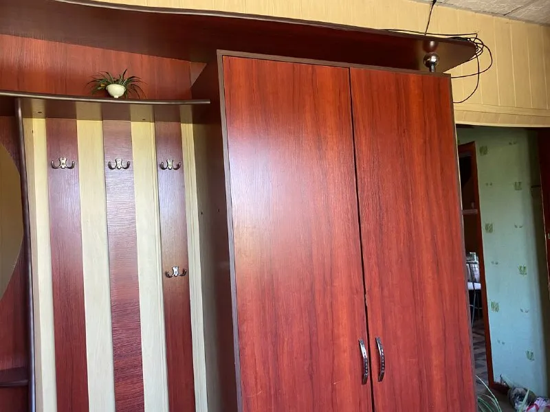 Описание: продается стенка в прихожую с зеркалом и подсветкой. глубина стенки- 43 см глубина шкафа- 38 см длина стенки -2,30 см высота стенки -2,20 см под зеркалом 2 выдвижных ящика на роликах для обуви внизу 2 шкафчика, очень вместительных вешалка и шкаф для верхней одежды, внизу полки. прихожая б/у в хорошем состоянии. продаю за ненадобностью, нужно освободить стену. самовывоз, ориентир буденновский район светлого пути / левобережная цена: 20000 руб. 📲 tg: 💕🧘🏻‍♀️элен 🧘🏻‍♀️💕 📞🇷🇺звоните: +79493264311 барахолка днр - фотография - 3