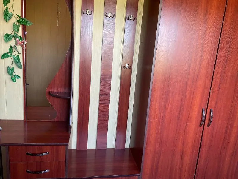 Описание: продается стенка в прихожую с зеркалом и подсветкой. глубина стенки- 43 см глубина шкафа- 38 см длина стенки -2,30 см высота стенки -2,20 см под зеркалом 2 выдвижных ящика на роликах для обуви внизу 2 шкафчика, очень вместительных вешалка и шкаф для верхней одежды, внизу полки. прихожая б/у в хорошем состоянии. продаю за ненадобностью, нужно освободить стену. самовывоз, ориентир буденновский район светлого пути / левобережная цена: 20000 руб. 📲 tg: 💕🧘🏻‍♀️элен 🧘🏻‍♀️💕 📞🇷🇺звоните: +79493264311 барахолка днр - фотография - 5