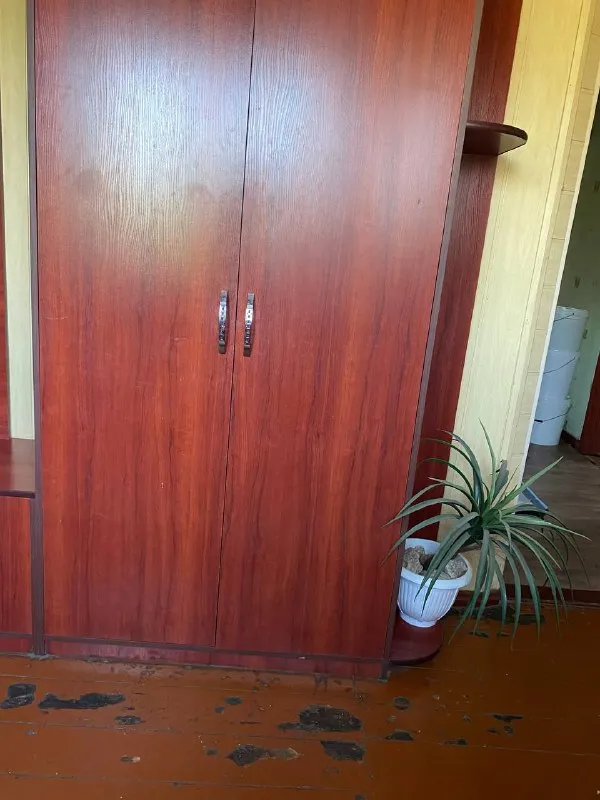 Описание: продается стенка в прихожую с зеркалом и подсветкой. глубина стенки- 43 см глубина шкафа- 38 см длина стенки -2,30 см высота стенки -2,20 см под зеркалом 2 выдвижных ящика на роликах для обуви внизу 2 шкафчика, очень вместительных вешалка и шкаф для верхней одежды, внизу полки. прихожая б/у в хорошем состоянии. продаю за ненадобностью, нужно освободить стену. самовывоз, ориентир буденновский район светлого пути / левобережная цена: 20000 руб. 📲 tg: 💕🧘🏻‍♀️элен 🧘🏻‍♀️💕 📞🇷🇺звоните: +79493264311 барахолка днр - фотография - 6