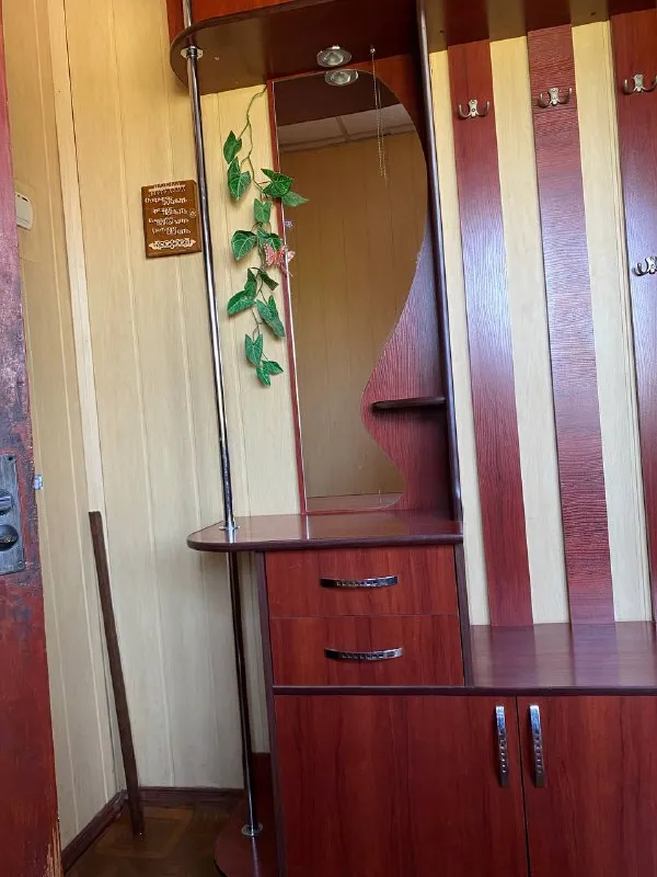 Описание: продается стенка в прихожую с зеркалом и подсветкой. глубина стенки- 43 см глубина шкафа- 38 см длина стенки -2,30 см высота стенки -2,20 см под зеркалом 2 выдвижных ящика на роликах для обуви внизу 2 шкафчика, очень вместительных вешалка и шкаф для верхней одежды, внизу полки. прихожая б/у в хорошем состоянии. продаю за ненадобностью, нужно освободить стену. самовывоз, ориентир буденновский район светлого пути / левобережная цена: 20000 руб. 📲 tg: 💕🧘🏻‍♀️элен 🧘🏻‍♀️💕 📞🇷🇺звоните: +79493264311 барахолка днр - фотография - 7