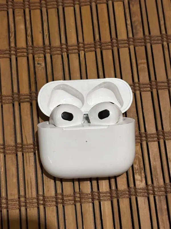 Описание: наушники airpods 3 🔥 подсоединяется к ios 17-18 🔥 не разпознает как реплику 🔥 упаковка как в оригинале 🔥 наушники отслеживаются gps 🔥 пробивается на официальном сайте 🔥 картонная ваночка 🔥 безпроводная зарядка 🔥 4 документации 🔥 улучшенный микрофон и звучание 🔥 заряд держит 5-6 часов, кейс держит 30 часов 🔥 3 imeel меняются доставка по донецку/макеевке пишите в лс есть и другие модели❗️❗️❗️ цена: 2499 руб. 📲 tg: александра 📞🇷🇺звоните: +79495318690 барахолка днр - фотография - 2