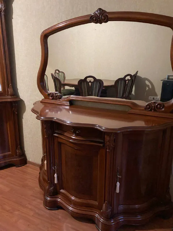 Описание: продам гостиную - витрина и комод с зеркалом, производство италия. фабрика премиум класса,... - фотография