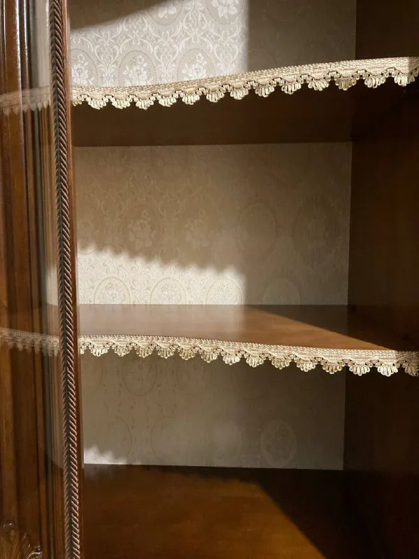 Описание: продам гостиную - витрина и комод с зеркалом, производство италия. фабрика премиум класса, состояние идеальное (соответствует фото). резные элементы, натуральная ткань в витрине, натуральное дерево размеры: витрина 205*55 см комод 155*55 см эта мебель для ценителей, о которой не пожалеют и ваши внуки! самовывоз, кировский район, донецк цена: 260000 руб. 📲 tg: r 📞🇷🇺звоните: +7 949 023 97 25 барахолка днр - фотография - 2