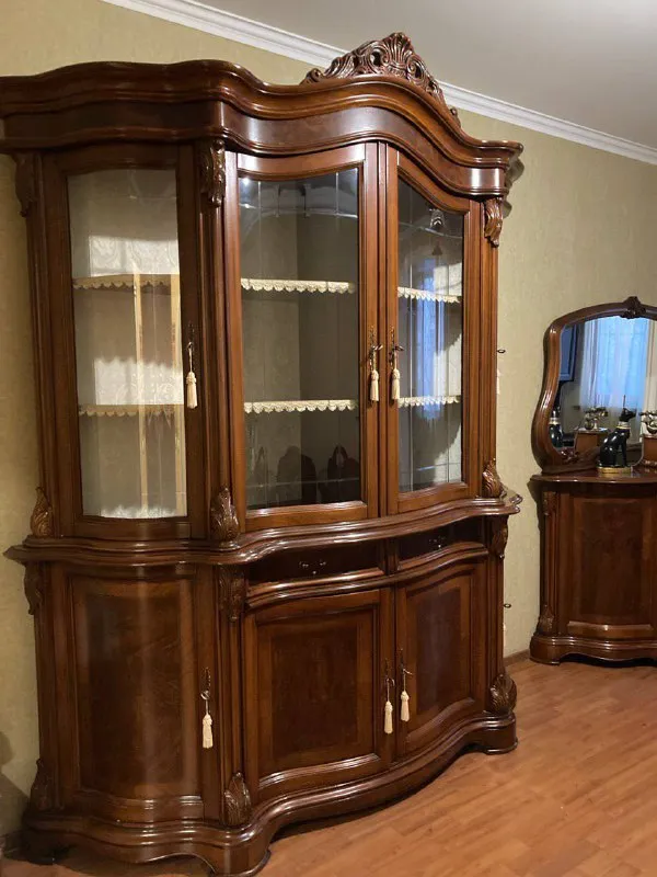 Описание: продам гостиную - витрина и комод с зеркалом, производство италия. фабрика премиум класса, состояние идеальное (соответствует фото). резные элементы, натуральная ткань в витрине, натуральное дерево размеры: витрина 205*55 см комод 155*55 см эта мебель для ценителей, о которой не пожалеют и ваши внуки! самовывоз, кировский район, донецк цена: 260000 руб. 📲 tg: r 📞🇷🇺звоните: +7 949 023 97 25 барахолка днр - фотография - 3