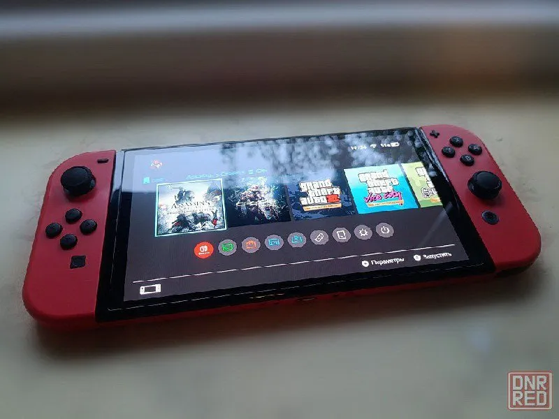 Описание: nintendo switch oled mario red edition (64 гб) в отличном состоянии + 8 картриджей (12 игр) ✅ все работает идеально, без багов, не прошитая, в использовании аккуратно. экран без царапин, в защитной пленке. 🔋 батарея держит отлично, oled экран — супер, виброотклик приятный, акселерометр и динамики отличные! 🎮 в комплекте идут 8 игр (физические издания): 1. batman: arkham trilogy 2. assassin’s creed iii remastered 3. assassin’s creed: the rebel collection (отдельный картридж без бокса) 4. crysis remastered (включает бонус-карту) 5. grand theft auto: the trilogy – definitive edition 6. mortal kombat 1 7. sniper elite 4 8. ea sports fc 24 (лицензия, с актуальными составами) ❗️торг уместен. 📍местоположение: макеевка, центр города. цена: 30000 руб. 📲 tg: вячеслав 📞🇷🇺звоните: +79494239253 барахолка днр - фотография - 4