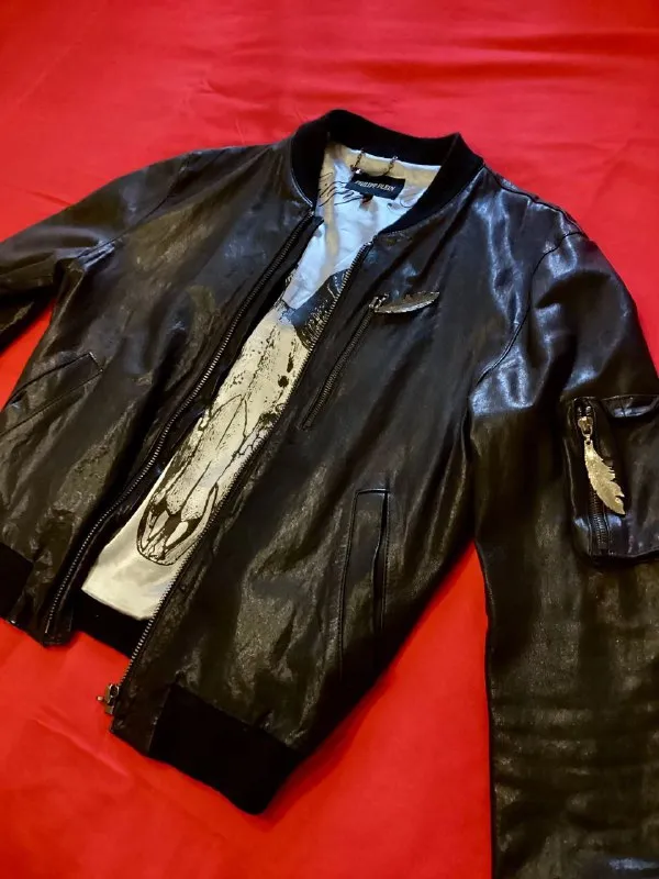 Описание: бомбическая куртка бренда philipp plein. осень - весна. оригинал. made in italy. шикарная, очень редкая, вечная вещь! 48 размер. на стройного парня ростом до 170 см и весом до 65-70 кг. без склонности к полноте. отлично подойдет как байкеру так и для повседневной носки. состояние идеальное, практически - новое. по всем вопросам писать в личные сообщения. цена: 70000 руб. 📲 tg: m i n d s i l e n c e 📞🇷🇺звоните: +44772226655 барахолка днр - фотография - 10