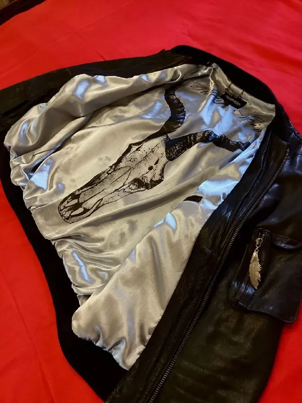 Описание: бомбическая куртка бренда philipp plein. осень - весна. оригинал. made in italy. шикарная, очень редкая, вечная вещь! 48 размер. на стройного парня ростом до 170 см и весом до 65-70 кг. без склонности к полноте. отлично подойдет как байкеру так и для повседневной носки. состояние идеальное, практически - новое. по всем вопросам писать в личные сообщения. цена: 70000 руб. 📲 tg: m i n d s i l e n c e 📞🇷🇺звоните: +44772226655 барахолка днр - фотография - 2