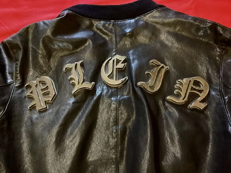 Описание: бомбическая куртка бренда philipp plein. осень - весна. оригинал. made in italy. шикарная, очень редкая, вечная вещь! 48 размер. на стройного парня ростом до 170 см и весом до 65-70 кг. без склонности к полноте. отлично подойдет как байкеру так и для повседневной носки. состояние идеальное, практически - новое. по всем вопросам писать в личные сообщения. цена: 70000 руб. 📲 tg: m i n d s i l e n c e 📞🇷🇺звоните: +44772226655 барахолка днр - фотография - 3