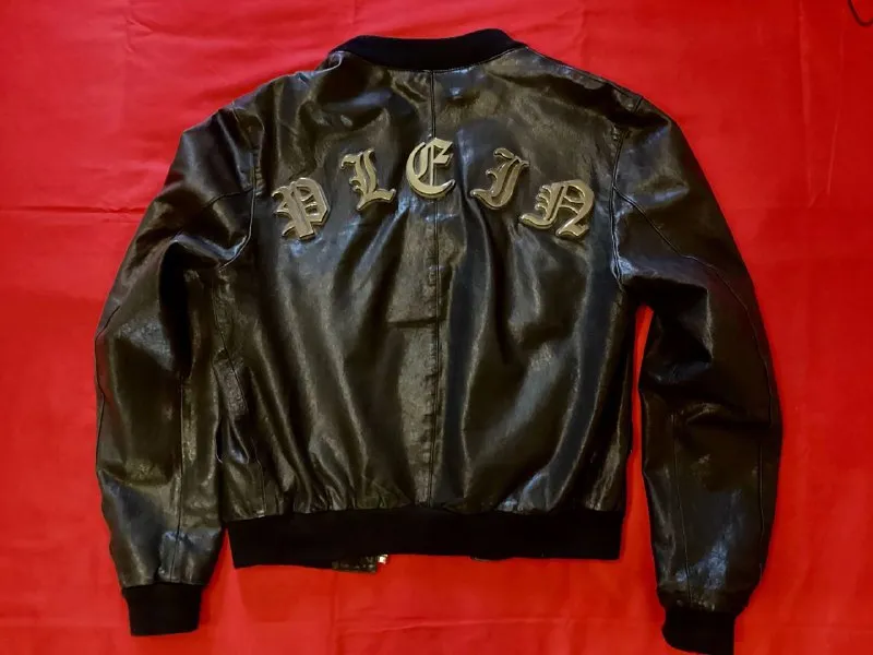 Описание: бомбическая куртка бренда philipp plein. осень - весна. оригинал. made in italy. шикарная, очень редкая, вечная вещь! 48 размер. на стройного парня ростом до 170 см и весом до 65-70 кг. без склонности к полноте. отлично подойдет как байкеру так и для повседневной носки. состояние идеальное, практически - новое. по всем вопросам писать в личные сообщения. цена: 70000 руб. 📲 tg: m i n d s i l e n c e 📞🇷🇺звоните: +44772226655 барахолка днр - фотография - 4