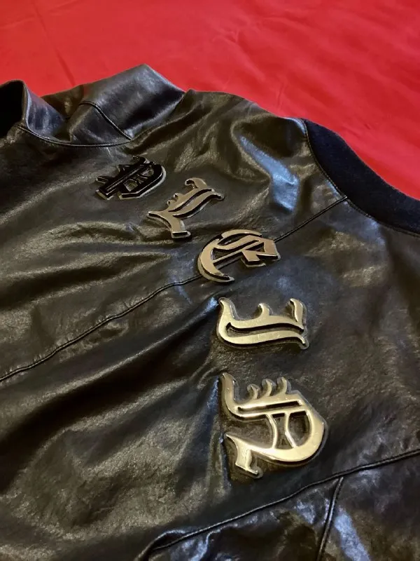 Описание: бомбическая куртка бренда philipp plein. осень - весна. оригинал. made in italy. шикарная, очень редкая, вечная вещь! 48 размер. на стройного парня ростом до 170 см и весом до 65-70 кг. без склонности к полноте. отлично подойдет как байкеру так и для повседневной носки. состояние идеальное, практически - новое. по всем вопросам писать в личные сообщения. цена: 70000 руб. 📲 tg: m i n d s i l e n c e 📞🇷🇺звоните: +44772226655 барахолка днр - фотография - 5