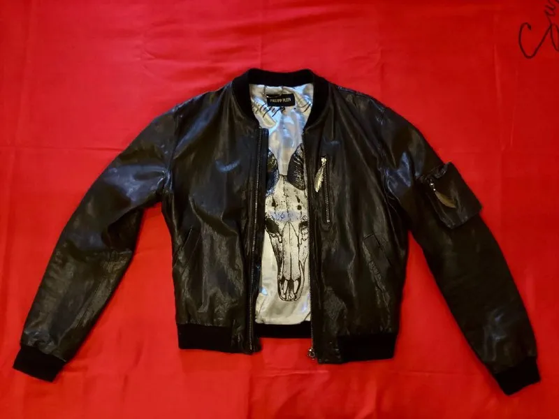 Описание: бомбическая куртка бренда philipp plein. осень - весна. оригинал. made in italy. шикарная, очень редкая, вечная вещь! 48 размер. на стройного парня ростом до 170 см и весом до 65-70 кг. без склонности к полноте. отлично подойдет как байкеру так и для повседневной носки. состояние идеальное, практически - новое. по всем вопросам писать в личные сообщения. цена: 70000 руб. 📲 tg: m i n d s i l e n c e 📞🇷🇺звоните: +44772226655 барахолка днр - фотография - 6