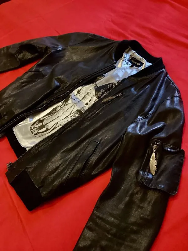 Описание: бомбическая куртка бренда philipp plein. осень - весна. оригинал. made in italy. шикарная, очень редкая, вечная вещь! 48 размер. на стройного парня ростом до 170 см и весом до 65-70 кг. без склонности к полноте. отлично подойдет как байкеру так и для повседневной носки. состояние идеальное, практически - новое. по всем вопросам писать в личные сообщения. цена: 70000 руб. 📲 tg: m i n d s i l e n c e 📞🇷🇺звоните: +44772226655 барахолка днр - фотография - 7