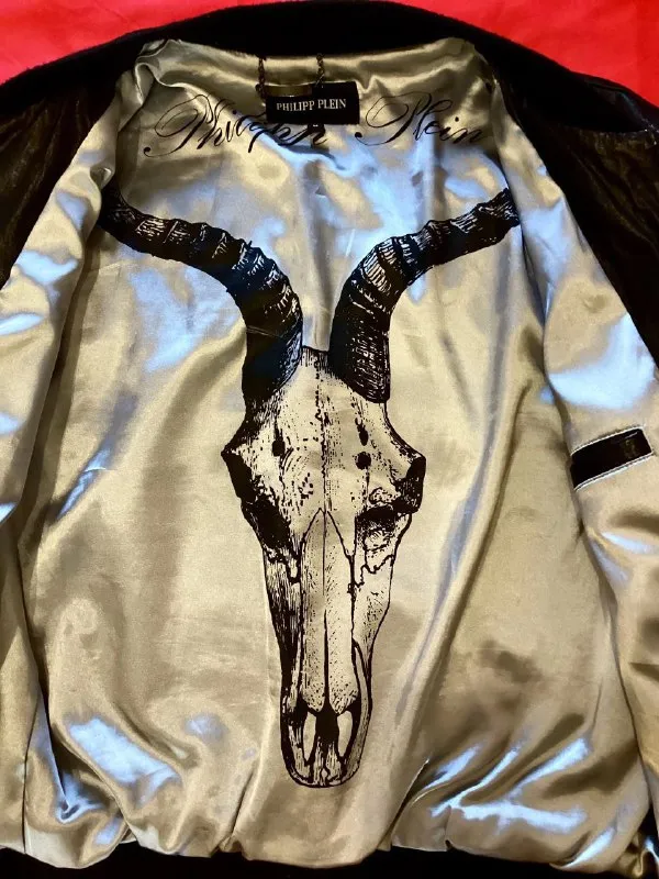 Описание: бомбическая куртка бренда philipp plein. осень - весна. оригинал. made in italy. шикарная, очень редкая, вечная вещь! 48 размер. на стройного парня ростом до 170 см и весом до 65-70 кг. без склонности к полноте. отлично подойдет как байкеру так и для повседневной носки. состояние идеальное, практически - новое. по всем вопросам писать в личные сообщения. цена: 70000 руб. 📲 tg: m i n d s i l e n c e 📞🇷🇺звоните: +44772226655 барахолка днр - фотография - 8