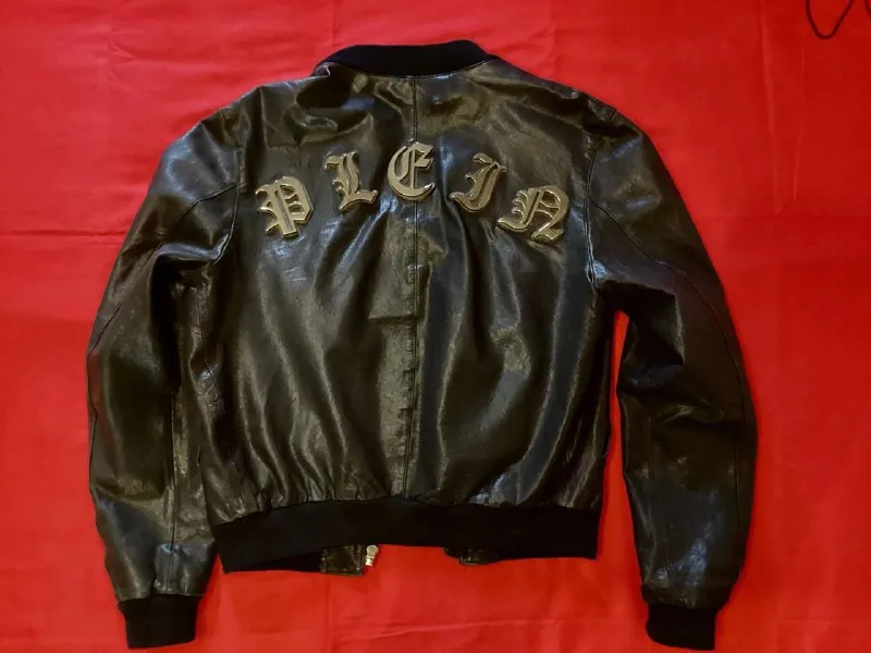 Описание: бомбическая куртка бренда philipp plein. осень - весна. оригинал. made in italy. шикарная, очень редкая, вечная вещь! 48 размер. на стройного парня ростом до 170 см и весом до 65-70 кг. без склонности к полноте. отлично подойдет как байкеру так и для повседневной носки. состояние идеальное, практически - новое. по всем вопросам писать в личные сообщения. цена: 70000 руб. 📲 tg: m i n d s i l e n c e 📞🇷🇺звоните: +44772226655 барахолка днр - фотография - 9