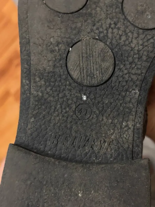 Описание: ботинки мужские зимние. состояние хорошее натуральная кожа размер: 42 цена: 3000 рублей. ботинки мужские демисезонные состояние нормальное натуральная кожа размер: 41 цена: 2000 рублей. самовывоз, ворошиловский район цена: 5000 руб. 📲 tg: дарья 📞🇷🇺звоните: +7 949 467 3821 барахолка днр - фотография - 2