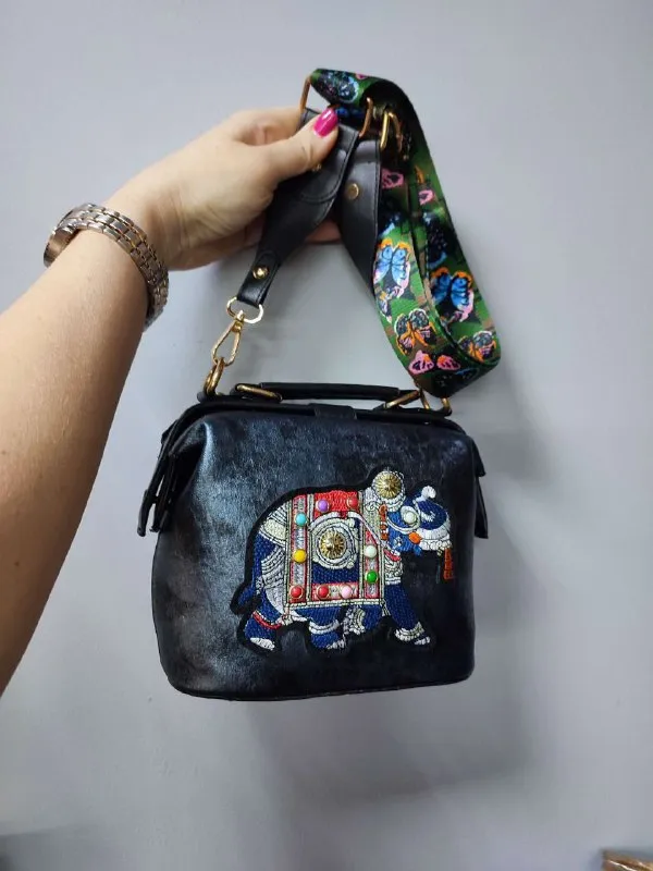 Описание: 💥продам женскую сумку (новая) ✨модная женская сумочка, яркая, красивая, вместительная с слоном. материал сумки: искусственная кожа. цвет: синий, черный. размер сумки: 18 см x 16 см x 8 см. все вопросы по телефону. цена: 1995 руб. 📲 tg: александр клюев 📞🇷🇺звоните: +7 949 450 92 20 барахолка днр - фотография - 2