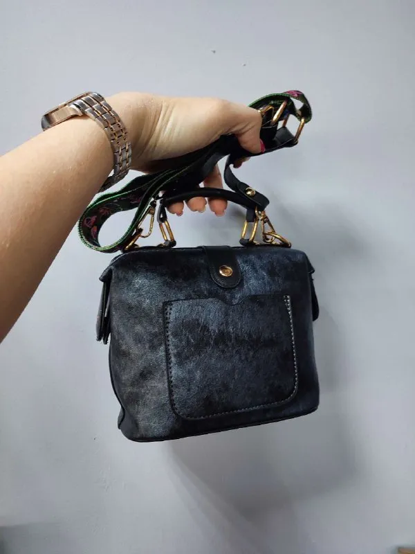 Описание: 💥продам женскую сумку (новая) ✨модная женская сумочка, яркая, красивая, вместительная с слоном. материал сумки: искусственная кожа. цвет: синий, черный. размер сумки: 18 см x 16 см x 8 см. все вопросы по телефону. цена: 1995 руб. 📲 tg: александр клюев 📞🇷🇺звоните: +7 949 450 92 20 барахолка днр - фотография - 3