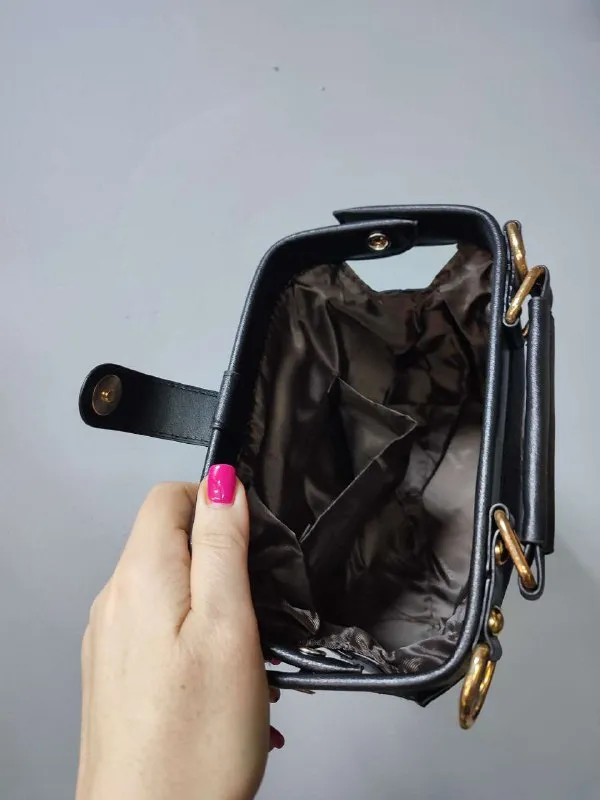 Описание: 💥продам женскую сумку (новая) ✨модная женская сумочка, яркая, красивая, вместительная с слоном. материал сумки: искусственная кожа. цвет: синий, черный. размер сумки: 18 см x 16 см x 8 см. все вопросы по телефону. цена: 1995 руб. 📲 tg: александр клюев 📞🇷🇺звоните: +7 949 450 92 20 барахолка днр - фотография - 4