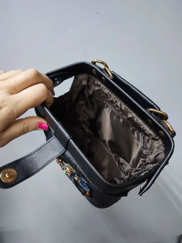 Описание: 💥продам женскую сумку (новая) ✨модная женская сумочка, яркая, красивая, вместительная с слоном. материал сумки: искусственная кожа. цвет: синий, черный. размер сумки: 18 см x 16 см x 8 см. все вопросы по телефону. цена: 1995 руб. 📲 tg: александр клюев 📞🇷🇺звоните: +7 949 450 92 20 барахолка днр - фотография - 5