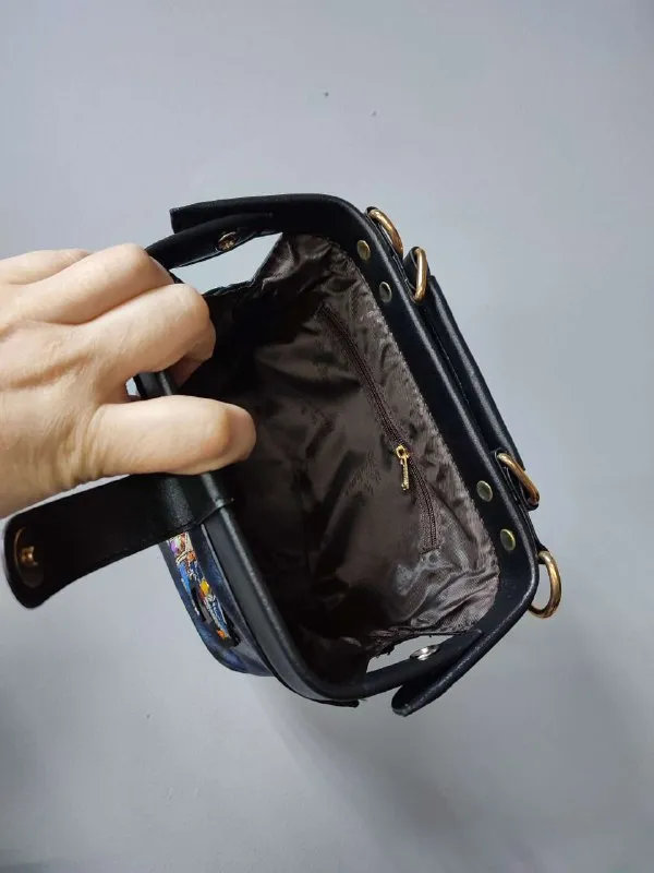 Описание: 💥продам женскую сумку (новая) ✨модная женская сумочка, яркая, красивая, вместительная с слоном. материал сумки: искусственная кожа. цвет: синий, черный. размер сумки: 18 см x 16 см x 8 см. все вопросы по телефону. цена: 1995 руб. 📲 tg: александр клюев 📞🇷🇺звоните: +7 949 450 92 20 барахолка днр - фотография - 6