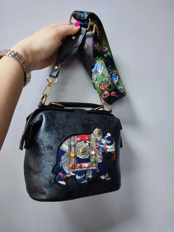 Описание: 💥продам женскую сумку (новая) ✨модная женская сумочка, яркая, красивая, вместительная с слоном. материал сумки: искусственная кожа. цвет: синий, черный. размер сумки: 18 см x 16 см x 8 см. все вопросы по телефону. цена: 1995 руб. 📲 tg: александр клюев 📞🇷🇺звоните: +7 949 450 92 20 барахолка днр - фотография - 7