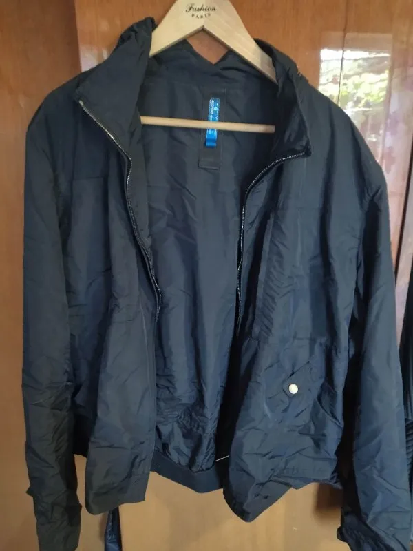 Описание: куртка мужская ветровка hilfiger denim. длина 78 см, длина рукава 71 см, ширина плеч 52 см, ширина в закрытом виде 58 см, ширина груди 66 см. бу. состояние как новая. 7000 р. куртка мужская плащевка с капюшоном allergy черная. длина 68 см, длина рукава 68 см, ширина плеч 54 см, ширина низа 58 см, ширина в закрытом виде 64 см, ширина груди 64 см. бу. как новая. 5000 р. куртка мужская синяя ветровка moncler. длина 69 см, длина рукава 69 см, ширина низа 69 см, ширина груди 73 см. бу. состояние хорошее. 3500 р куртка джинсовая черная с серебром. женская. длина 52 см, ширина плеч 46 см, длина рукава 59 см, ширина в закрытом виде 48 см, ширина низа 48 см, ширина груди 53 см. бу. состояние хорошее. 500 р. самовывоз донецк куйбышевский исполком цена: 500 руб. 📲 tg: генадій ясир 📞🇷🇺звоните: +30958440587 барахолка днр - фотография - 3