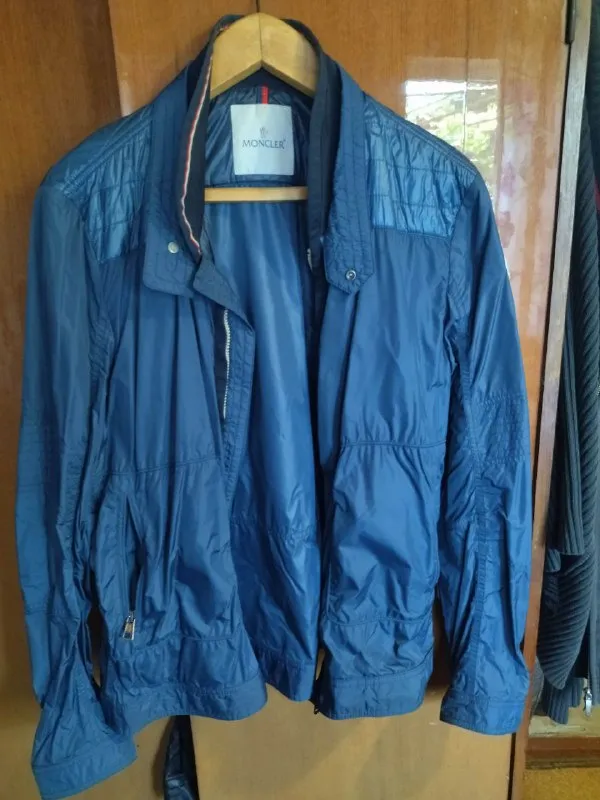 Описание: куртка мужская ветровка hilfiger denim. длина 78 см, длина рукава 71 см, ширина плеч 52 см, ширина в закрытом виде 58 см, ширина груди 66 см. бу. состояние как новая. 7000 р. куртка мужская плащевка с капюшоном allergy черная. длина 68 см, длина рукава 68 см, ширина плеч 54 см, ширина низа 58 см, ширина в закрытом виде 64 см, ширина груди 64 см. бу. как новая. 5000 р. куртка мужская синяя ветровка moncler. длина 69 см, длина рукава 69 см, ширина низа 69 см, ширина груди 73 см. бу. состояние хорошее. 3500 р куртка джинсовая черная с серебром. женская. длина 52 см, ширина плеч 46 см, длина рукава 59 см, ширина в закрытом виде 48 см, ширина низа 48 см, ширина груди 53 см. бу. состояние хорошее. 500 р. самовывоз донецк куйбышевский исполком цена: 500 руб. 📲 tg: генадій ясир 📞🇷🇺звоните: +30958440587 барахолка днр - фотография - 6