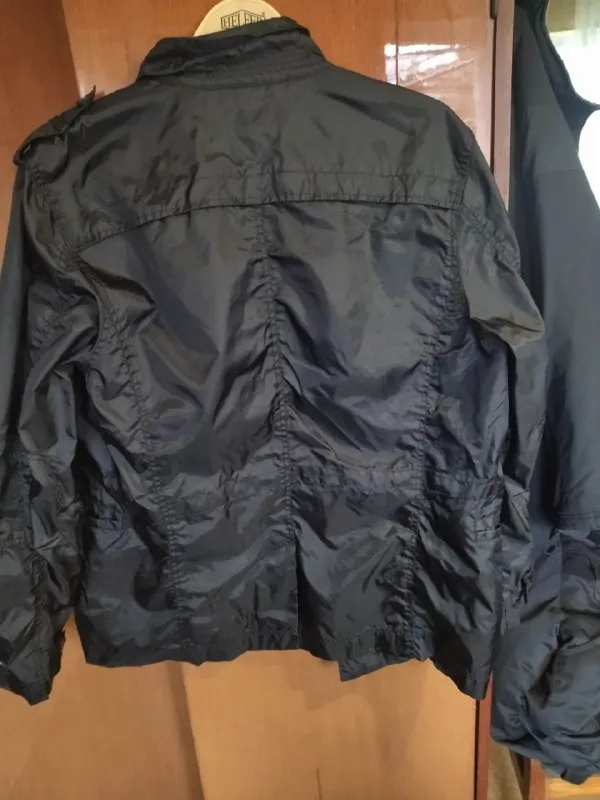 Описание: куртка мужская ветровка hilfiger denim. длина 78 см, длина рукава 71 см, ширина плеч 52 см, ширина в закрытом виде 58 см, ширина груди 66 см. бу. состояние как новая. 7000 р. куртка мужская плащевка с капюшоном allergy черная. длина 68 см, длина рукава 68 см, ширина плеч 54 см, ширина низа 58 см, ширина в закрытом виде 64 см, ширина груди 64 см. бу. как новая. 5000 р. куртка мужская синяя ветровка moncler. длина 69 см, длина рукава 69 см, ширина низа 69 см, ширина груди 73 см. бу. состояние хорошее. 3500 р куртка джинсовая черная с серебром. женская. длина 52 см, ширина плеч 46 см, длина рукава 59 см, ширина в закрытом виде 48 см, ширина низа 48 см, ширина груди 53 см. бу. состояние хорошее. 500 р. самовывоз донецк куйбышевский исполком цена: 500 руб. 📲 tg: генадій ясир 📞🇷🇺звоните: +30958440587 барахолка днр - фотография - 7