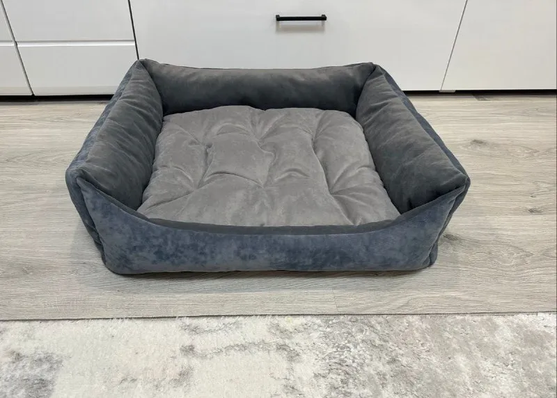 Описание: новый лежак-кроватка для малых и средних пород питомцев ткань: мебельный микровелюр (высокого качества) наполнитель:холофайбер(плотная набивка) размер:50см-55см(внутри),65см-60см(снаружи) матрасик-съёмный. цена: 2600 руб. 📲 tg: - татьяна 📞🇷🇺звоните: +79494176536 барахолка днр - фотография - 2