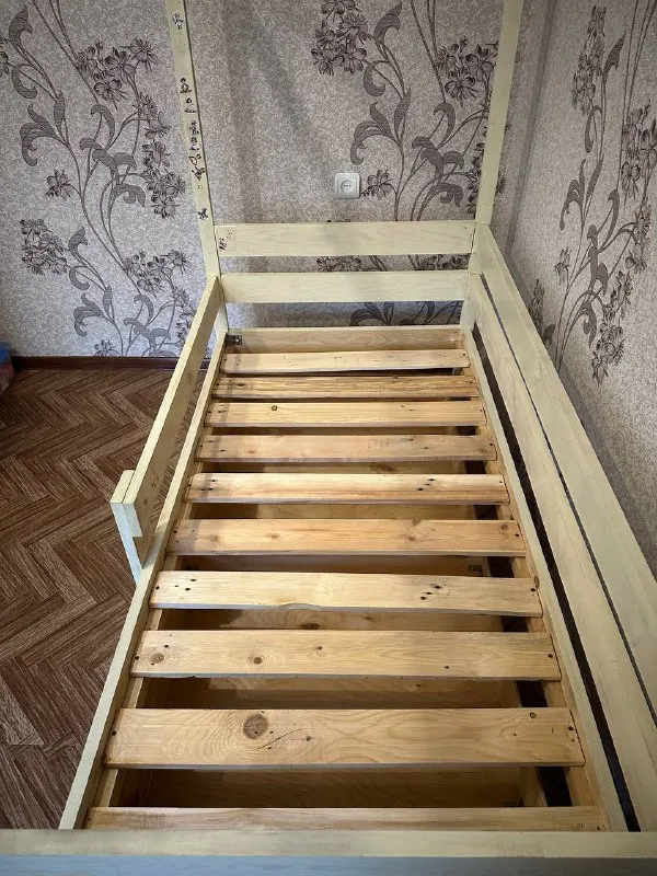 Описание: детская кровать с матрасом, кровать делали сами из поддонов, матрас без пятен, два вместит... - фотография - 1