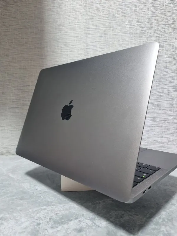 Описание: 🍏 macbook pro 13 2016 touch bar 8/256. macbook pro 13 дюймов 2016 года с сенсорной панелью touch bar. идеальный вариант для тех, кто ищет мощный apple-ноутбук по адекватной цене. основные характеристики: · диагональ: 13.3" · память: 8 гб оперативной памяти / 256 гб быстрого ssd · панель touch bar: полностью исправна, удобна для работы. · touch id: сканер отпечатка пальца работает идеально, разблокировка за секунду. · экран: без битых пикселей, царапин и следов. состояние: · внешний вид: хорошее. корпус без сколов и вмятин, углы целые. есть лишь небольшие косметические царапины от обычной эксплуатации. · технически: абсолютно исправен. клавиатура, тачпад, динамики — все работает как новое. · батарея: 580 циклов перезарядки уверенно держит 3-4 часа работы комплектация: · macbook · зарядное устройство бесплатная доставка по донецку и макеевке цена: 29000 руб. 📲 tg: влад 📞🇷🇺звоните: +79493791534 барахолка днр - фотография - 2