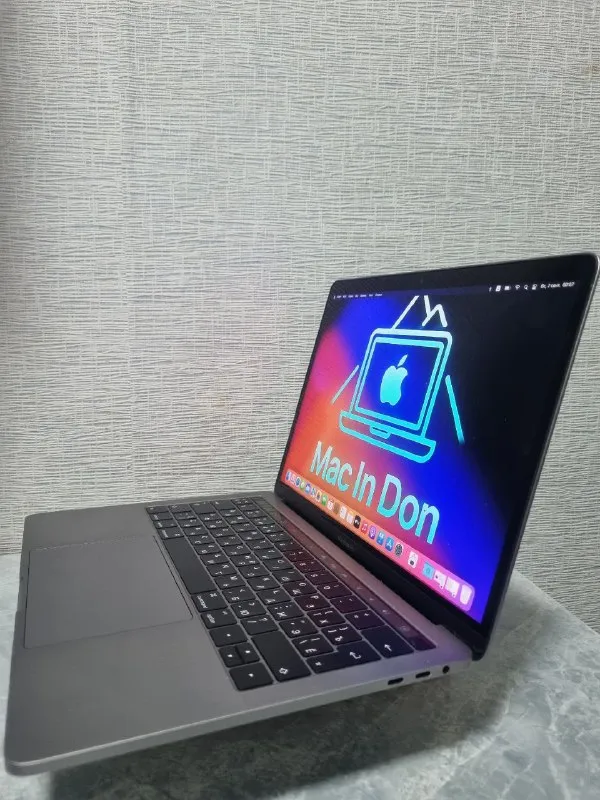 Описание: 🍏 macbook pro 13 2016 touch bar 8/256. macbook pro 13 дюймов 2016 года с сенсорной панелью touch bar. идеальный вариант для тех, кто ищет мощный apple-ноутбук по адекватной цене. основные характеристики: · диагональ: 13.3" · память: 8 гб оперативной памяти / 256 гб быстрого ssd · панель touch bar: полностью исправна, удобна для работы. · touch id: сканер отпечатка пальца работает идеально, разблокировка за секунду. · экран: без битых пикселей, царапин и следов. состояние: · внешний вид: хорошее. корпус без сколов и вмятин, углы целые. есть лишь небольшие косметические царапины от обычной эксплуатации. · технически: абсолютно исправен. клавиатура, тачпад, динамики — все работает как новое. · батарея: 580 циклов перезарядки уверенно держит 3-4 часа работы комплектация: · macbook · зарядное устройство бесплатная доставка по донецку и макеевке цена: 29000 руб. 📲 tg: влад 📞🇷🇺звоните: +79493791534 барахолка днр - фотография - 3