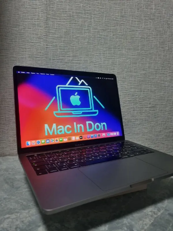 Описание: 🍏 macbook pro 13 2016 touch bar 8/256. macbook pro 13 дюймов 2016 года с сенсорной панелью touch bar. идеальный вариант для тех, кто ищет мощный apple-ноутбук по адекватной цене. основные характеристики: · диагональ: 13.3" · память: 8 гб оперативной памяти / 256 гб быстрого ssd · панель touch bar: полностью исправна, удобна для работы. · touch id: сканер отпечатка пальца работает идеально, разблокировка за секунду. · экран: без битых пикселей, царапин и следов. состояние: · внешний вид: хорошее. корпус без сколов и вмятин, углы целые. есть лишь небольшие косметические царапины от обычной эксплуатации. · технически: абсолютно исправен. клавиатура, тачпад, динамики — все работает как новое. · батарея: 580 циклов перезарядки уверенно держит 3-4 часа работы комплектация: · macbook · зарядное устройство бесплатная доставка по донецку и макеевке цена: 29000 руб. 📲 tg: влад 📞🇷🇺звоните: +79493791534 барахолка днр - фотография - 5