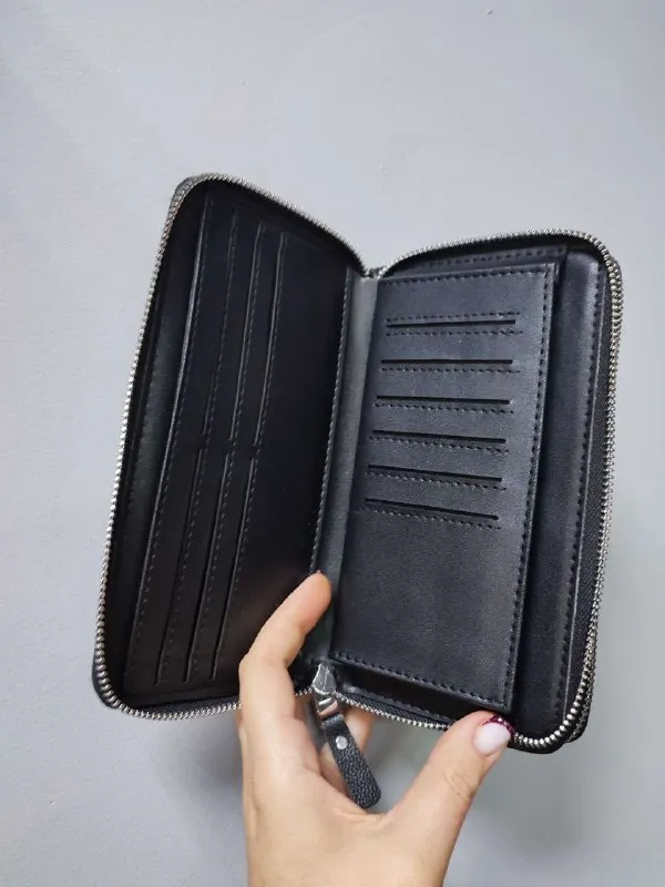 Описание: ⚡️продам новый клатч из натуральной кожи. отличный функциональный клатч из натуральной кожи, вместительный, интересный дизайн. размер: 20 х 11 х 4 см. все вопросы по телефону. цена: 2795 руб. 📲 tg: александр клюев 📞🇷🇺звоните: +7 949 450 92 20 барахолка днр - фотография - 2