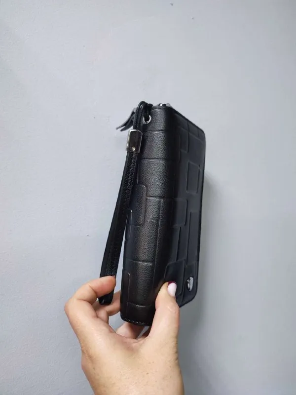 Описание: ⚡️продам новый клатч из натуральной кожи. отличный функциональный клатч из натуральной кожи, вместительный, интересный дизайн. размер: 20 х 11 х 4 см. все вопросы по телефону. цена: 2795 руб. 📲 tg: александр клюев 📞🇷🇺звоните: +7 949 450 92 20 барахолка днр - фотография - 3