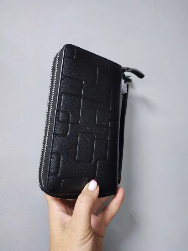 Описание: ⚡️продам новый клатч из натуральной кожи. отличный функциональный клатч из натуральной кожи, вместительный, интересный дизайн. размер: 20 х 11 х 4 см. все вопросы по телефону. цена: 2795 руб. 📲 tg: александр клюев 📞🇷🇺звоните: +7 949 450 92 20 барахолка днр - фотография - 4