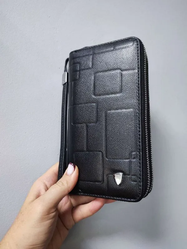 Описание: ⚡️продам новый клатч из натуральной кожи. отличный функциональный клатч из натуральной кожи, вместительный, интересный дизайн. размер: 20 х 11 х 4 см. все вопросы по телефону. цена: 2795 руб. 📲 tg: александр клюев 📞🇷🇺звоните: +7 949 450 92 20 барахолка днр - фотография - 5