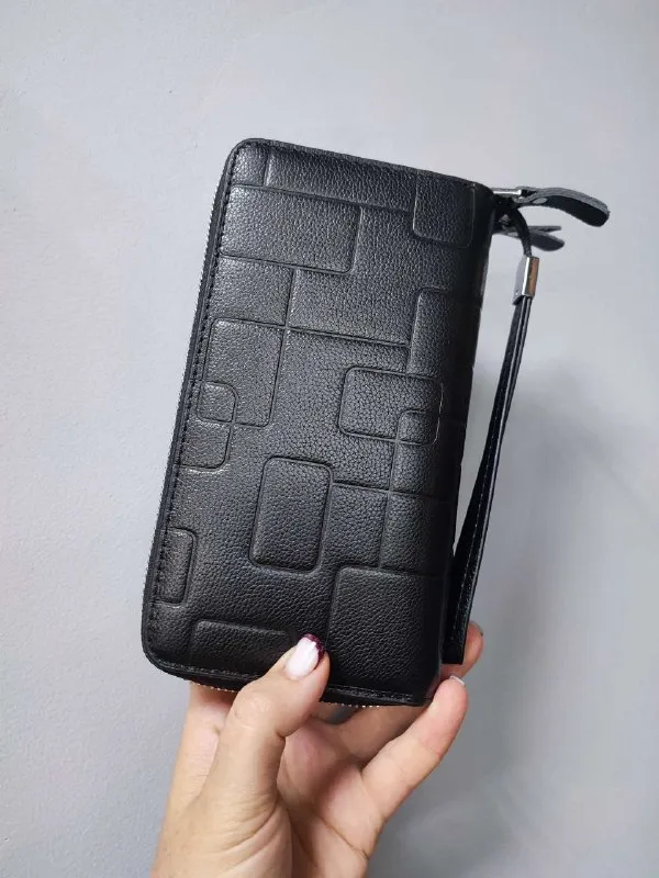 Описание: ⚡️продам новый клатч из натуральной кожи. отличный функциональный клатч из натуральной кожи, вместительный, интересный дизайн. размер: 20 х 11 х 4 см. все вопросы по телефону. цена: 2795 руб. 📲 tg: александр клюев 📞🇷🇺звоните: +7 949 450 92 20 барахолка днр - фотография - 6