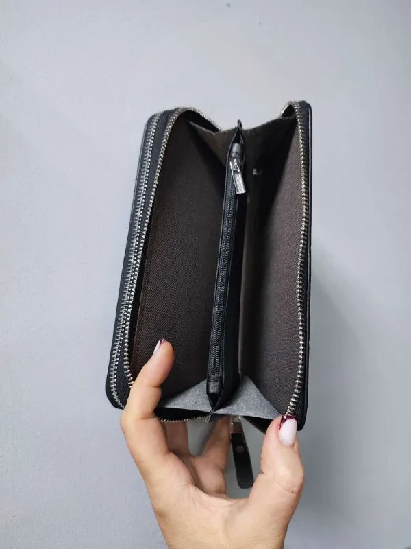 Описание: ⚡️продам новый клатч из натуральной кожи. отличный функциональный клатч из натуральной кожи, вместительный, интересный дизайн. размер: 20 х 11 х 4 см. все вопросы по телефону. цена: 2795 руб. 📲 tg: александр клюев 📞🇷🇺звоните: +7 949 450 92 20 барахолка днр - фотография - 8