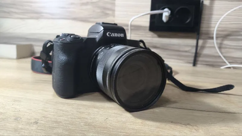 Описание: продам фотоаппарат canon m50 пробег маленький, в комплекте два объектива, 2 акб, зарядка и... - фотография - 1
