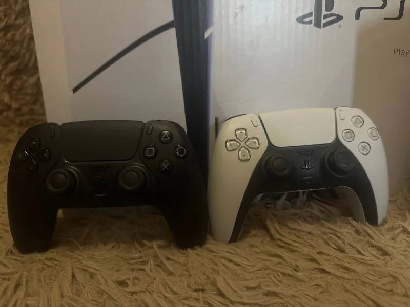 Описание: продам ps5 cfi-2000 1 терабайт японская ревизия 2 оригинальных джойстика (родной и докупал... - фотография - 1