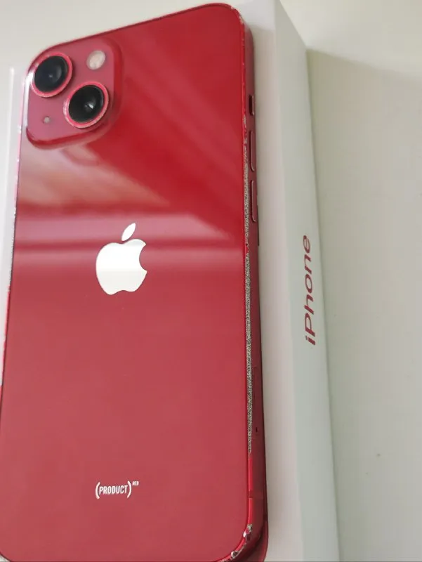 Описание: продам iphone 13 red, память 128гб. на крышке есть царапины (на фотке видно их), под чехло... - фотография - 1