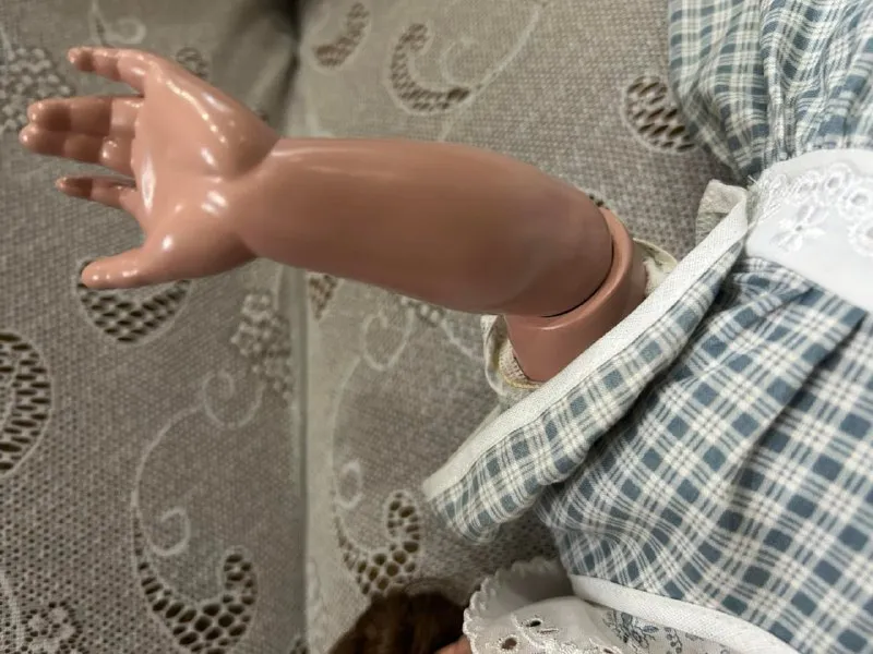 Описание: кукла "klein ella" schildkröt (германия) с сертификатом. 55см, , парик- натуральные волосы, шарнирная, глаза спящие. состояние новой, подходит для подарка, только нет оригинальной коробки. все вопросы и дополнительные фотографии в личных сообщениях. цена: 9000 руб. 📲 tg: natalia 📞🇷🇺звоните: +79809606098 барахолка днр - фотография - 2