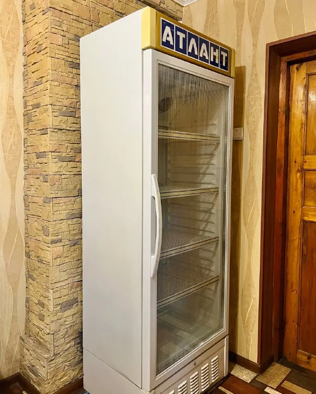 Описание: продаю холодильный шкаф атлант в отличном внешнем и техническом состоянии. габариты: высота 2005 мм. ширина 700 мм. глубина 570 мм. общий объём 430 литров. температурный диапазон от +1 до +10 °с. бесплатная доставка по пролетарскому району донецка. в другие районы или в область по договорённости. торг уместен. цена: 33000 руб. 📲 tg: bybon 📞🇷🇺звоните: 7 949 566 80 59 барахолка днр - фотография - 2