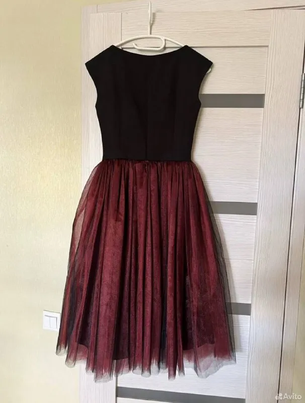 Описание: вечернее женское платье 💃 уникальное платье, так как редактировалось и подшивалось под покупателя :) шифон за годы не сломался и не повредился, при этом лёжа в шкафу. юбка шикарно блестит на свету, а верх подчеркивает талию и плечи. достаточно плотная ткань, плохо тянется, поэтому больше подойдёт 42му размеру (или 44 с небольшим объёмом груди). состояние: отличное размер: 42/44 цена: 1500 руб. 📲 tg: ev 📞🇷🇺звоните: +79495111593 барахолка днр - фотография - 4