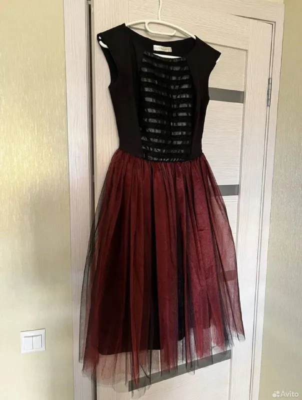 Описание: вечернее женское платье 💃 уникальное платье, так как редактировалось и подшивалось под покупателя :) шифон за годы не сломался и не повредился, при этом лёжа в шкафу. юбка шикарно блестит на свету, а верх подчеркивает талию и плечи. достаточно плотная ткань, плохо тянется, поэтому больше подойдёт 42му размеру (или 44 с небольшим объёмом груди). состояние: отличное размер: 42/44 цена: 1500 руб. 📲 tg: ev 📞🇷🇺звоните: +79495111593 барахолка днр - фотография - 7